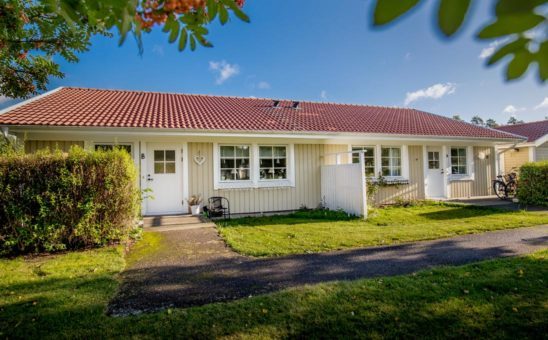 Hällabrottet 8:9 – Två huslängor med garage och förråd. 5 lägenheter på 2–3 rum och kök